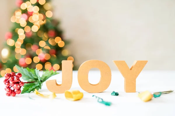 Letras Alegría Sentado Una Mesa Blanca Con Mucho Bokeh Árbol — Foto de Stock