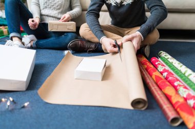 Noel sırasında evde hediye kutuları sarma erkek ve kadın Düşük bölümü