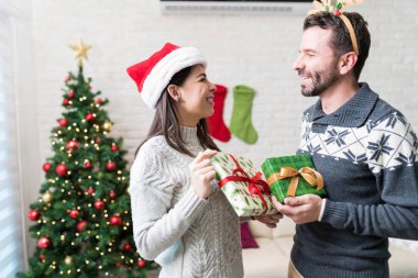 Orta yetişkin aşıklar Noel sırasında evde hediye alışverişi