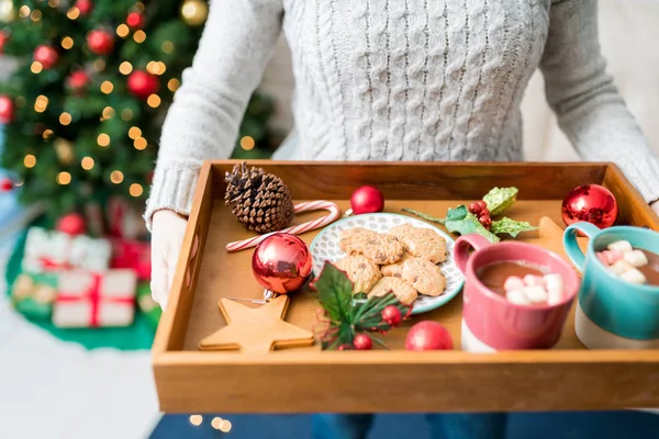 Midsection Mujer Que Lleva Bandeja Con Chocolate Caliente Galletas Durante — Foto de Stock