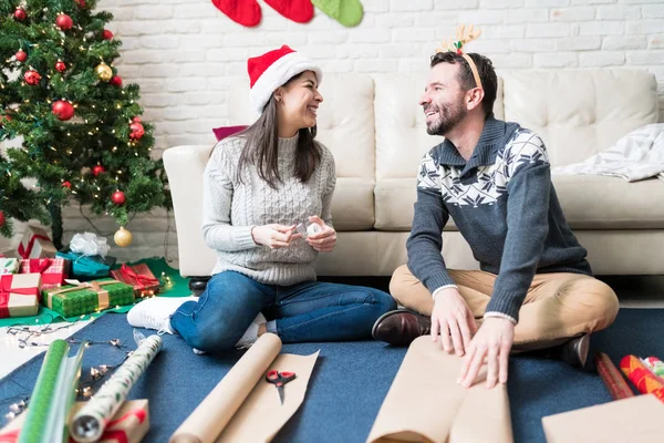 Smiling Couple Talking While Wrapping Presents Home Festive Season — Stock Photo, Image