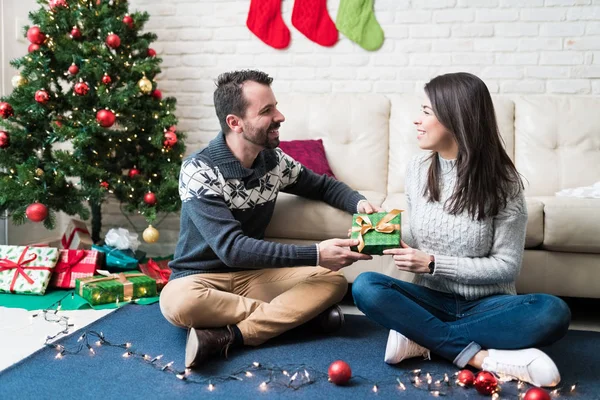 Adam Şenlik Sezon Sırasında Evde Sevgilisine Noel Hediyesi Veren — Stok fotoğraf
