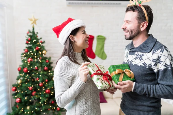 Amantes Adultos Intercambiando Regalos Casa Durante Navidad — Foto de Stock