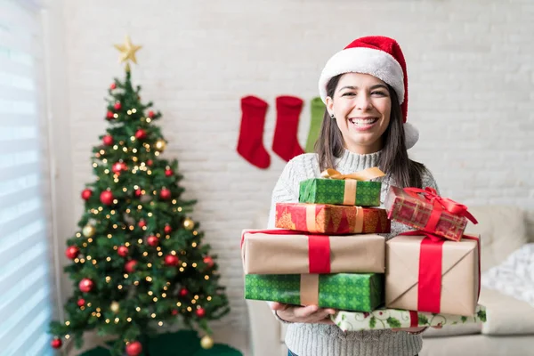 Gut Aussehende Frau Mit Geschenken Heimischen Wohnzimmer Weihnachten — Stockfoto