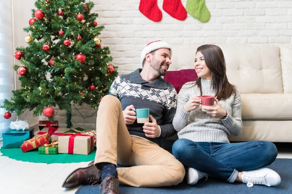 Alegre Pareja Tomando Café Mientras Habla Durante Navidad Casa — Foto de Stock