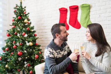 şenlik lisezonlarda evde şampanya flüt leri kızartan aşıklar