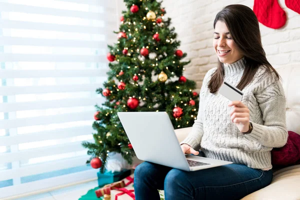 행복한 여자는 크리스마스 집에서 노트북에 온라인으로 그녀의 마지막 선물을 얻었다 — 스톡 사진