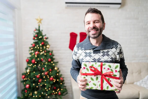 Süslenmiş Evde Noel Hediyesi Ile Gülümseyen Kafkas Orta Yetişkin Adam — Stok fotoğraf