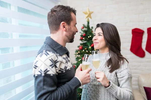 Mediados Pareja Adulta Celebrando Navidad Mientras Brindan Flautas Champán Casa — Foto de Stock