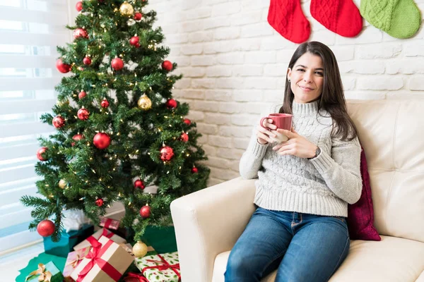 Güzel Orta Yetişkin Kadın Şenlikli Sezon Sırasında Evde Noel Ağacı — Stok fotoğraf