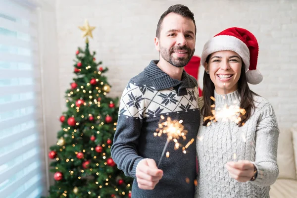 Uśmiechnięta Atrakcyjna Para Trzyma Zimne Ognie Podczas Korzystania Bożego Narodzenia — Zdjęcie stockowe