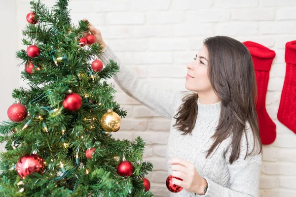 Güzel Gülümseyen Kadın Evde Süsler Ile Noel Ağacı Dekorasyon — Stok fotoğraf