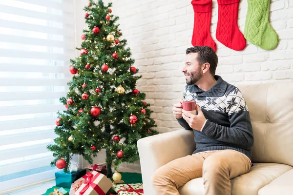 Funderar Mid Vuxen Man Med Kaffe Dekorerad Hem Festlig Säsong — Stockfoto