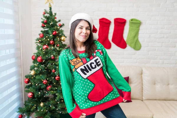 Sonriente Mujer Adulta Medio Mostrando Sus Suéteres Feos Casa Durante —  Fotos de Stock