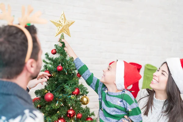 Polovina Dospělých Rodičů Pomáhá Malému Chlapečku Při Uvádění Hvězdy Strom — Stock fotografie