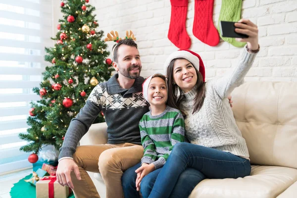 Kvinna Som Tar Selfie Med Familjen Smartphone Hemma Julen — Stockfoto