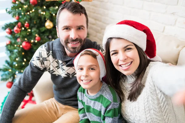 Familia Sonriente Haciendo Recuerdos Durante Las Celebraciones Navideñas Casa — Foto de Stock