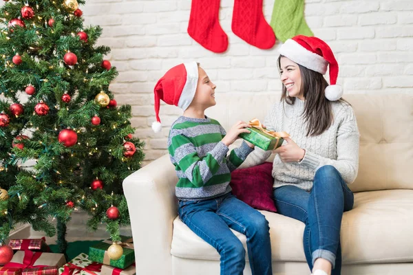 Attraktiv Kvinna Ger Gåva Till Bedårande Son Hemma Juletid — Stockfoto