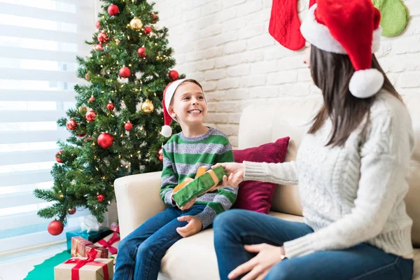 Leende Pojke Får Gåva Från Mamma Hemma Julfirandet — Stockfoto