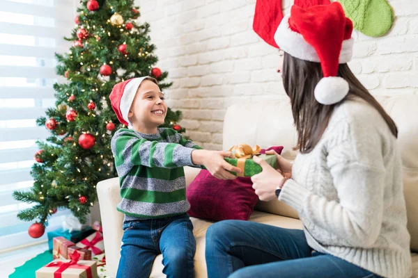 Spännande Liten Unge Ger Present Till Mamma Hemma Julfirandet — Stockfoto