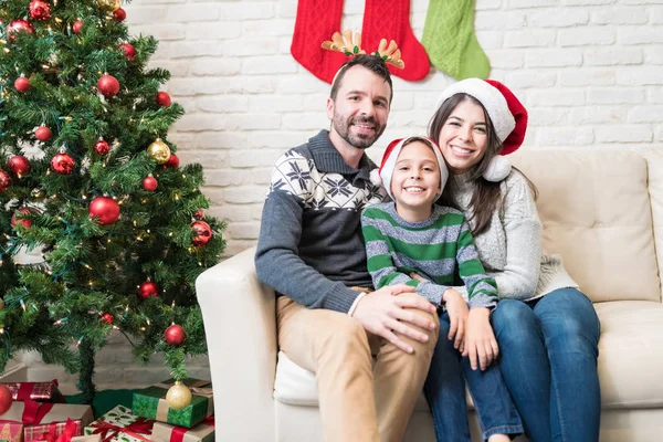 Uśmiechnięta Rodzina Ciesząca Się Świętami Domu — Zdjęcie stockowe