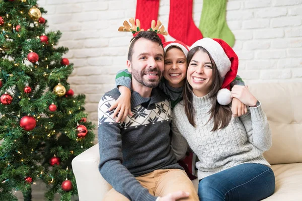 Älskade Föräldrar Med Son Vid Julgranen Hemma Firandet — Stockfoto