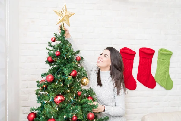 Gülümseyen Çekici Kadın Evde Üstüne Yıldız Ile Noel Ağacı Dekorasyon — Stok fotoğraf