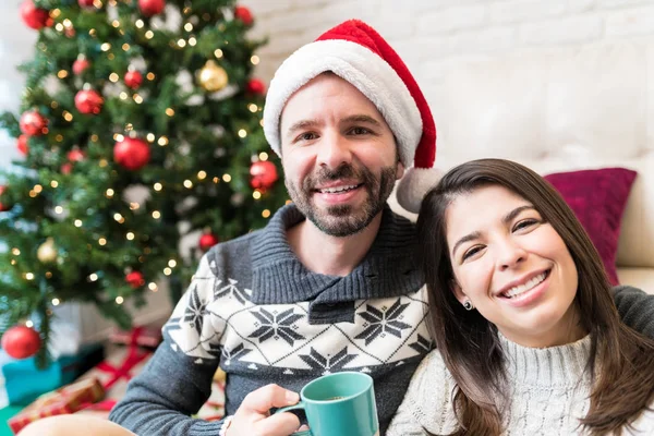 Retrato Hombre Mujer Alegres Disfrutando Las Vacaciones Navidad Casa — Foto de Stock