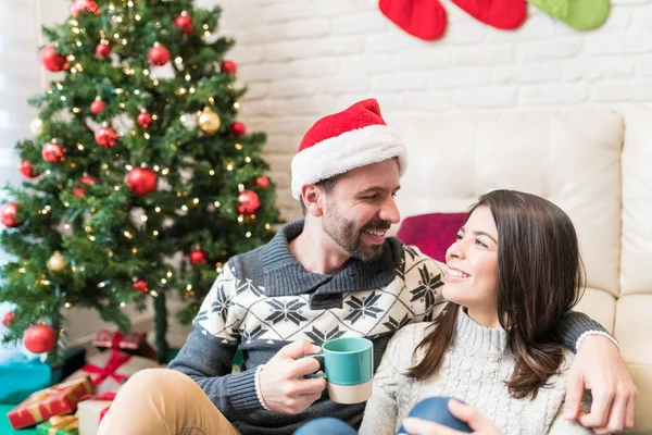 Närbild Leende Älskare Njuter Kaffe Hemma Julen — Stockfoto