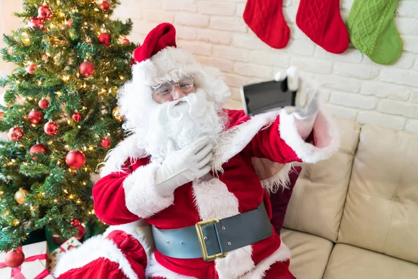 Людина Санта Клаус Костюм Білою Бородою Беручи Селфі Смартфоні Вдома — стокове фото