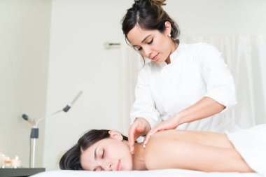 Sağlık merkezinde boyun masajı yapan güzel masöz ise çekici müşteri uyku