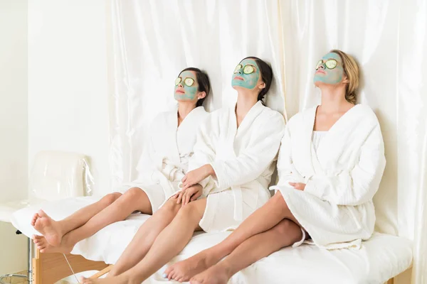 Voller Länge Junge Frauen Mit Gesichtsmasken Tragen Bademäntel Während Sie — Stockfoto