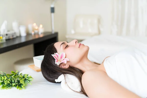 Entspannte Junge Lateinische Frau Schläft Beauty Spa Auf Dem Bett — Stockfoto