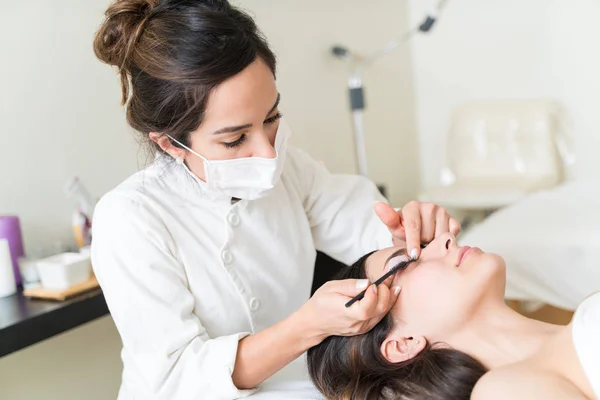 Junge Kosmetikerin Behandelt Frau Für Wimpernverlängerung Beauty Spa — Stockfoto