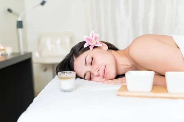 Entspannte Junge Schöne Hispanische Frau Schläft Auf Dem Bett Mit — Stockfoto