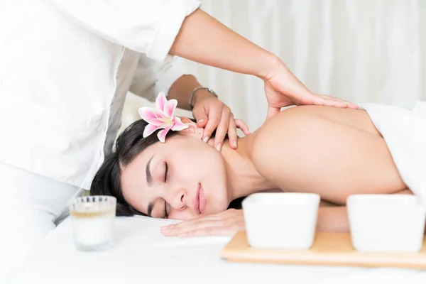 Terapistin Orta Bölümü Rahatlamış Kadın Müşterinin Boynuna Masaj Yapıyor Güzellik — Stok fotoğraf
