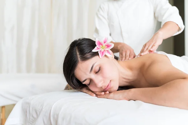 Schöne Hispanische Kundin Schläft Mit Blume Ohr Während Masseurin Ihren — Stockfoto