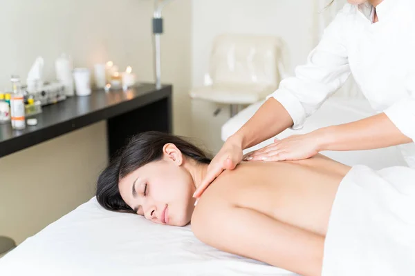 Mani Massaggiatrice Caucasica Sfregamento Sonno Bella Donna Schiena Centro Sanitario — Foto Stock