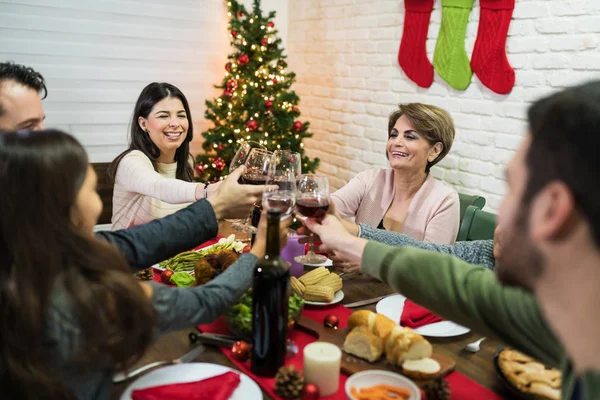 Boldog Család Pohárköszöntő Borospohár Étkezés Közben Ebédlőasztalnál Karácsonyi Vacsora Party — Stock Fotó