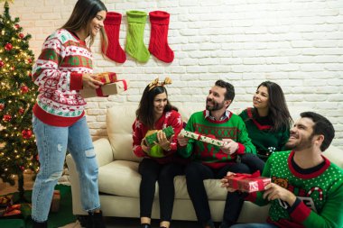 Noel kutlamalarında evde sürpriz hediyeleri olan heyecanlı arkadaşlar