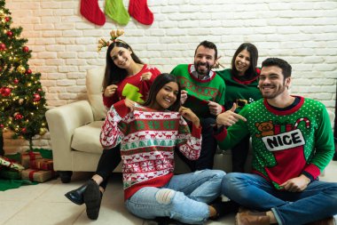 Evde Noel kutlamaları eğlenirken Mutlu erkek ve kadın arkadaşlar