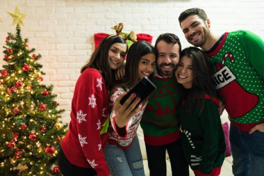Evde Noel kutlamaları eğlenirken Mutlu erkek ve kadın arkadaşlar