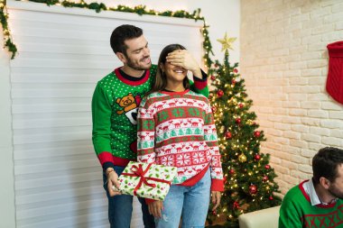 Şenlik sezonunda evde Noel hediyesi olan bir adam sürpriz yapıyor.