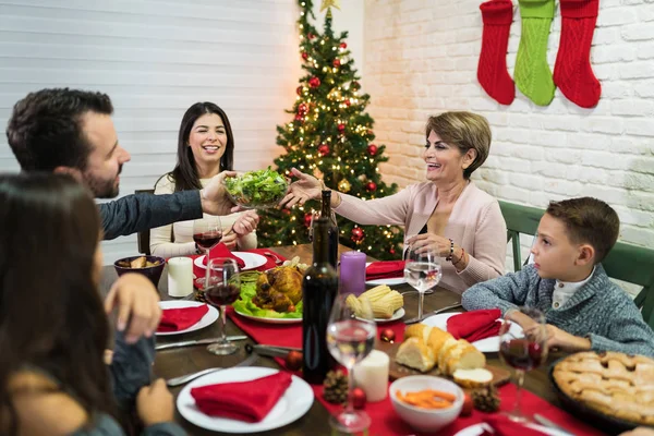 Buona Famiglia Che Gode Cena Natale Insieme Sul Tavolo Pranzo — Foto Stock