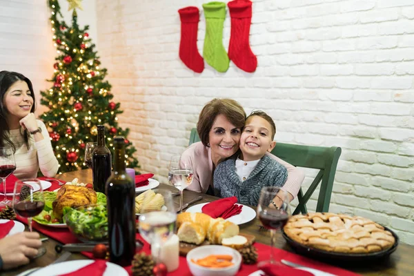 Ritratto Nonna Nipote Sorridenti Seduti Tavola Durante Natale — Foto Stock