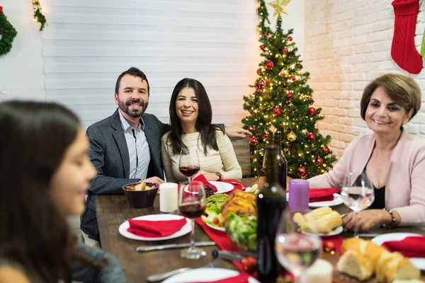 Улыбающаяся Кавказская Семья Наслаждается Рождественским Ужином Дома — стоковое фото