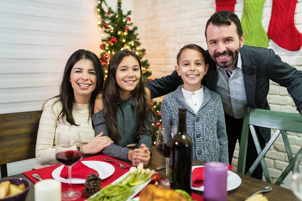Famiglia Caucasica Sorridente Che Gode Cena Natale Casa — Foto Stock