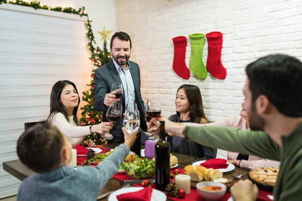 Famiglia Caucasica Eccitata Con Regali Tavola Durante Celebrazioni Natalizie Casa — Foto Stock