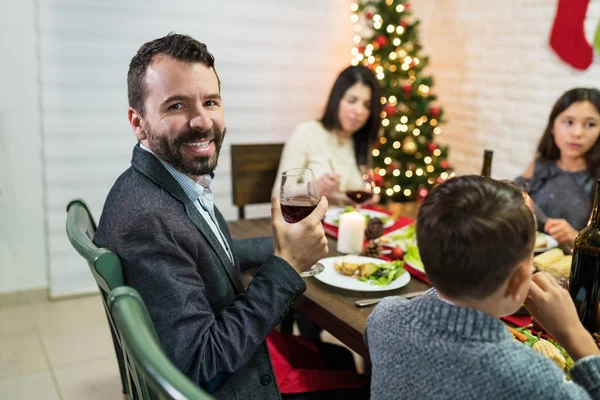 Uomo Sorridente Che Beve Vino Rosso Mentre Gode Cena Con — Foto Stock