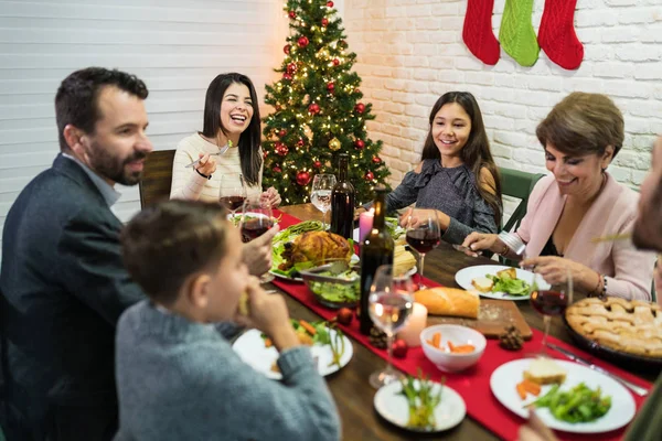 Boldog Család Akik Jól Érzik Magukat Asztalnál Karácsonyi Vacsora Alatt — Stock Fotó